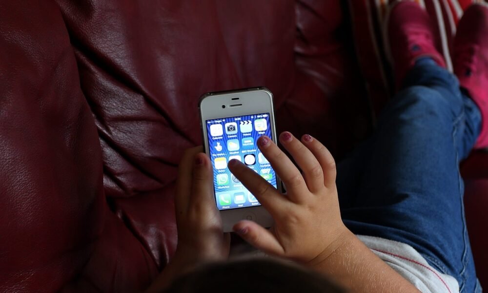 California could be latest state to mandate tobacco-style health labels on social media