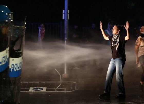 Shocking Moment: Italian Police Use Water Cannons on Pro-Palestinian Protesters – Must-See Footage!