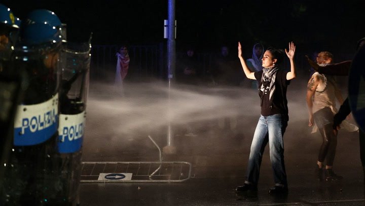 Shocking Moment: Italian Police Use Water Cannons on Pro-Palestinian Protesters – Must-See Footage!